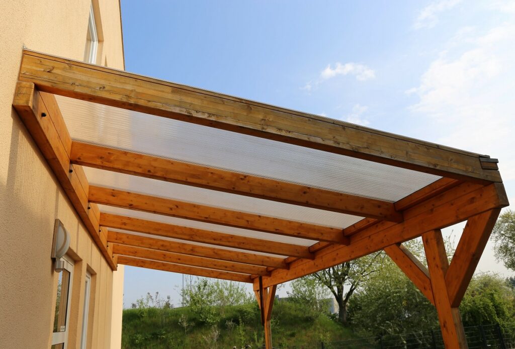 Vordach aus Holz und Kunststoff
