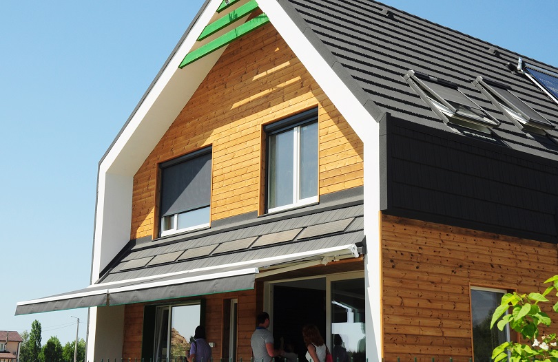 Solarbetriebene Rollläden an einer Hausfassade
